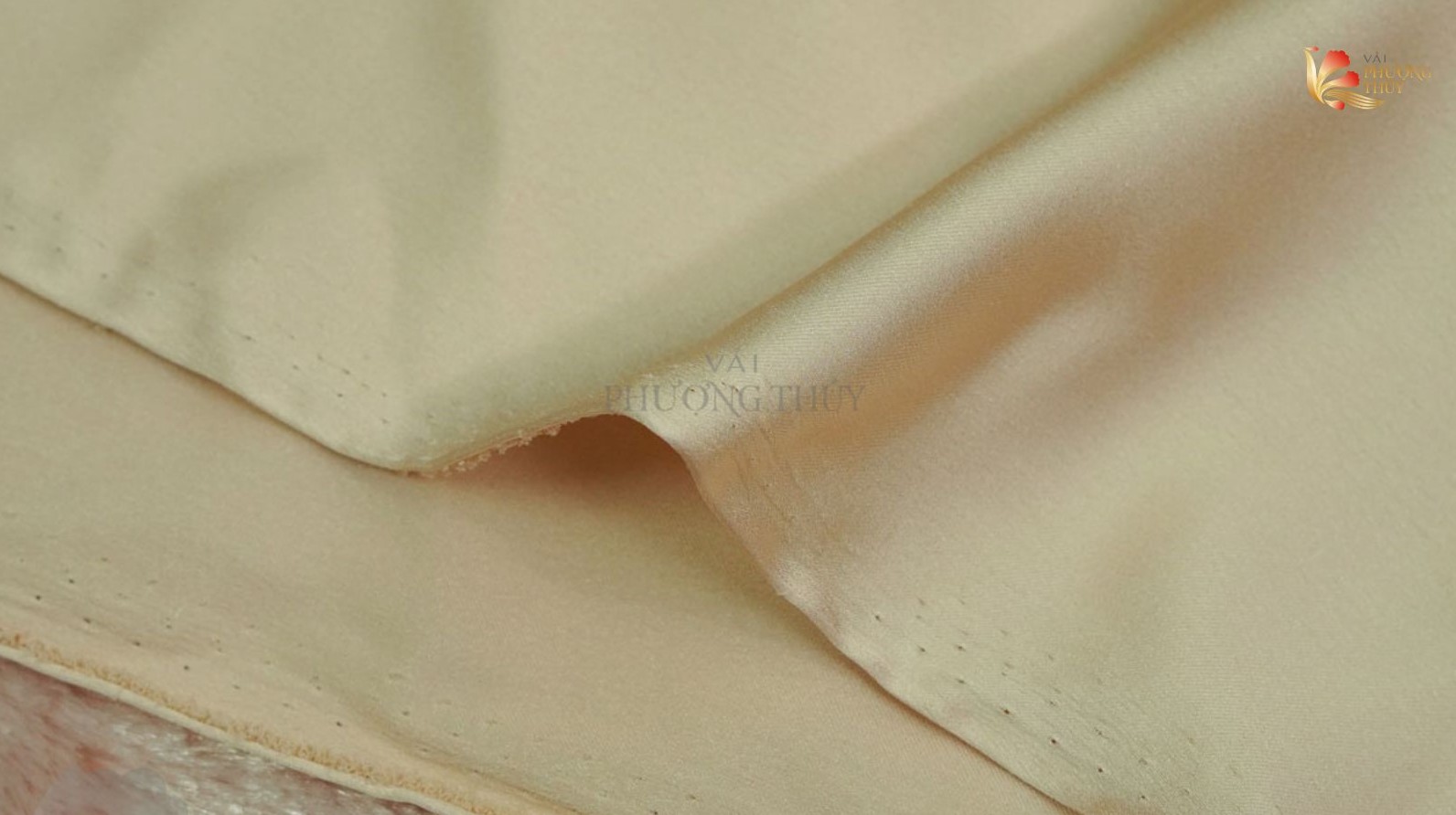 Áo bà ba từ lụa satin mềm mịn