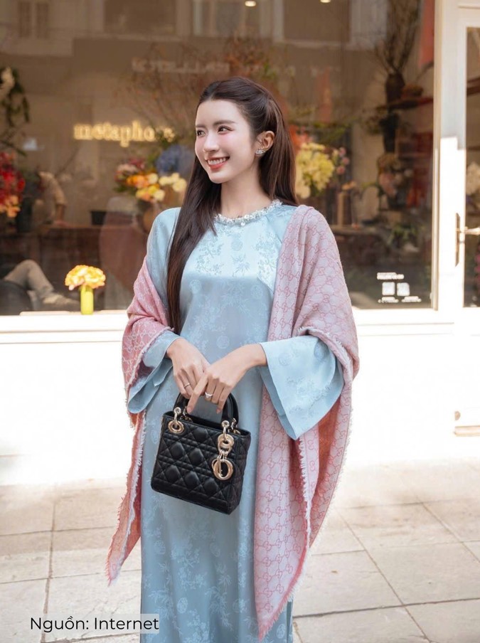Áo dài gấm suông cổ tròn 
