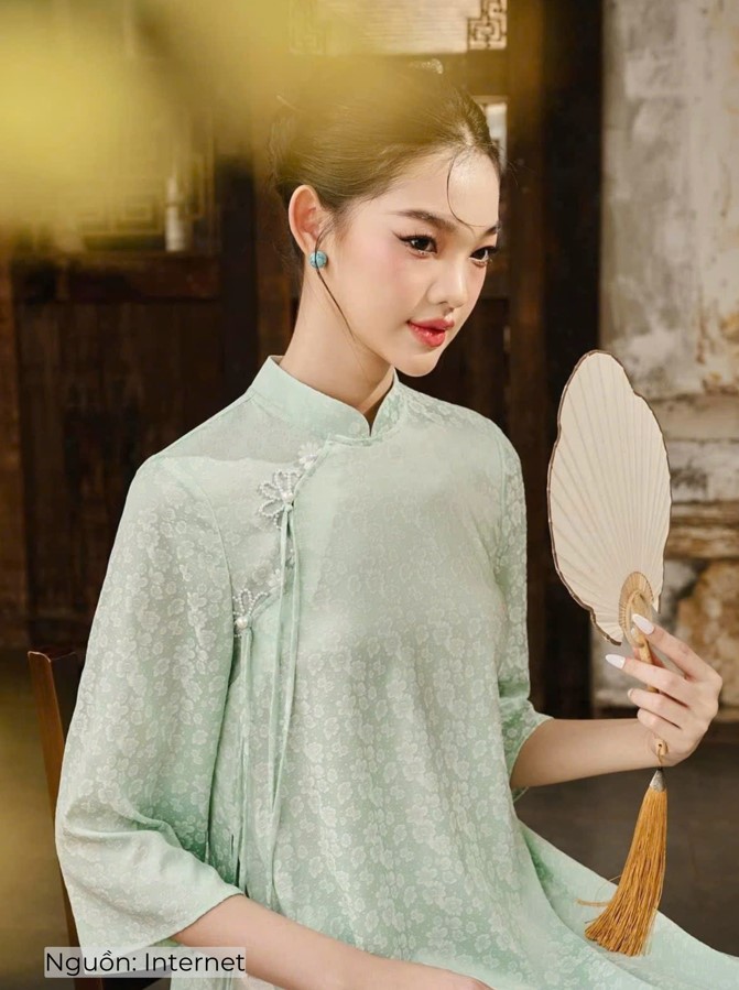 Áo dài gấm suông cách điệu cho dáng người mảnh mai