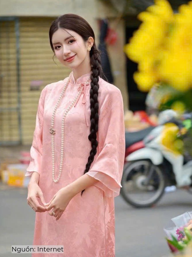 Áo dài gấm suông cách tân tay lỡ