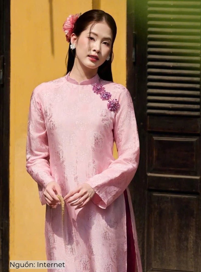 Áo dài gấm hồng phấn phối quần đỏ rượu