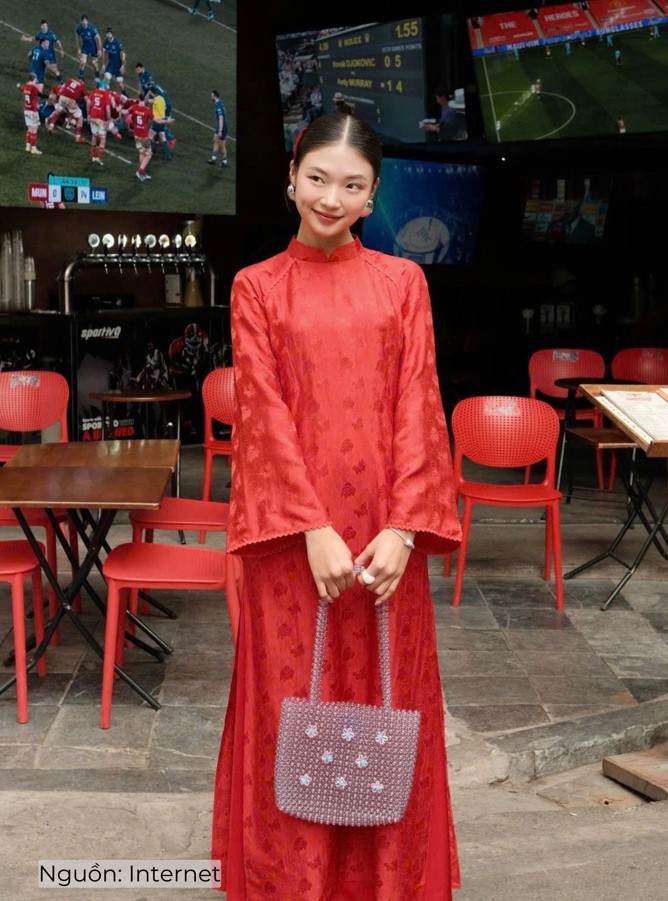 Áo dài gấm suông đỏ tươi