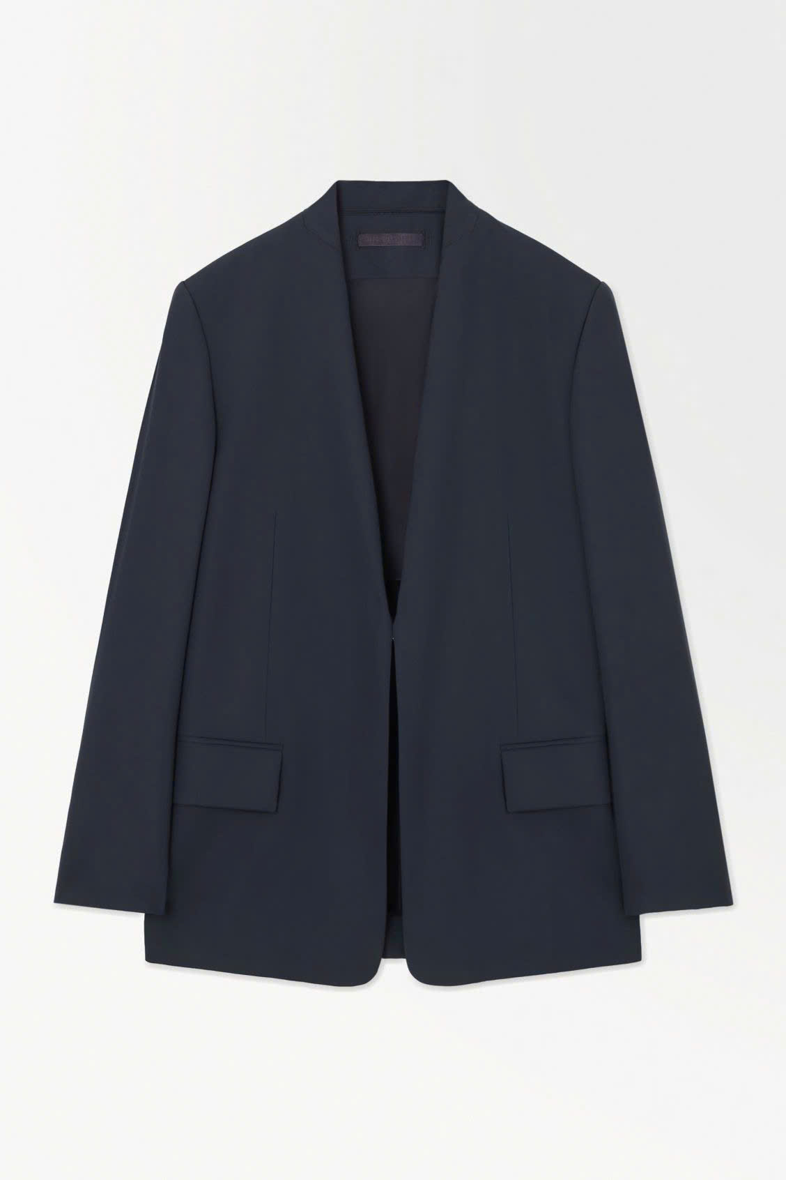 Blazer vải polyester bền bỉ, dễ chăm sóc, phù hợp cho các buổi làm việc lâu dài và di chuyển