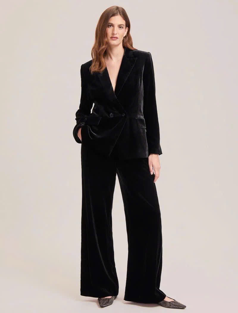 Blazer vải nhung sang trọng, mềm mại, lý tưởng cho các buổi tiệc và mùa đông