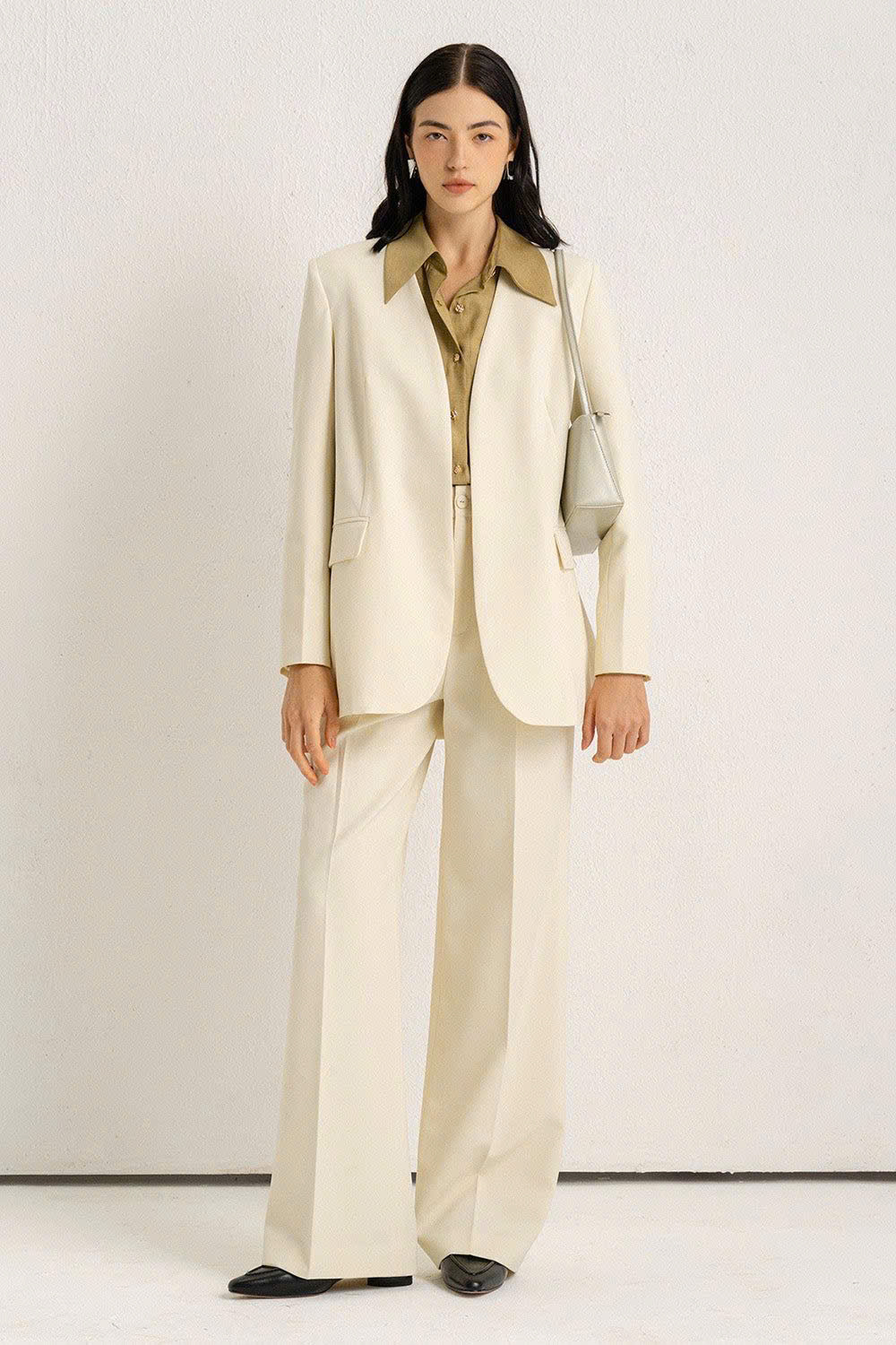 Blazer vải tuyết mưa dày dặn, sang trọng, phù hợp cho mùa đông và sự kiện trang trọng.