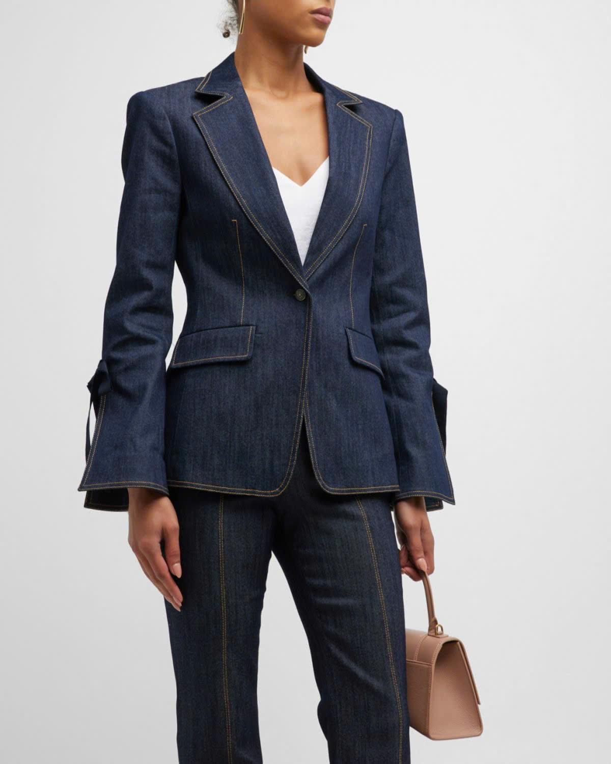 Blazer vải denim cá tính, mạnh mẽ, phù hợp cho phong cách trẻ trung và dạo phố