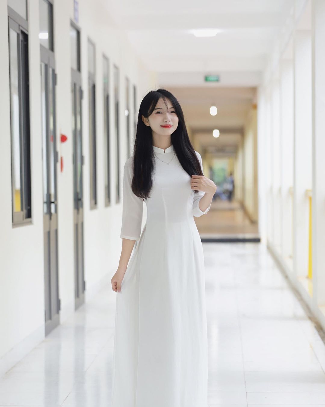 Nữ sinh Việt Nam duyên dáng trong tà áo dài