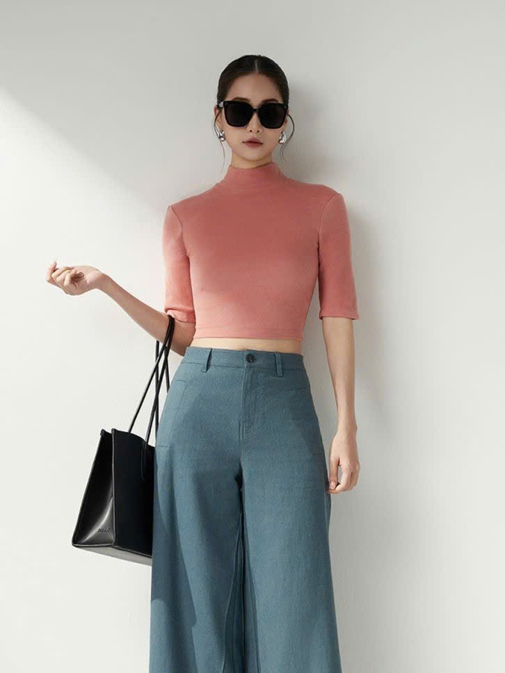 Áo vải thun tăm cổ lọ kết hợp cùng quần ống suông công sở trẻ trung