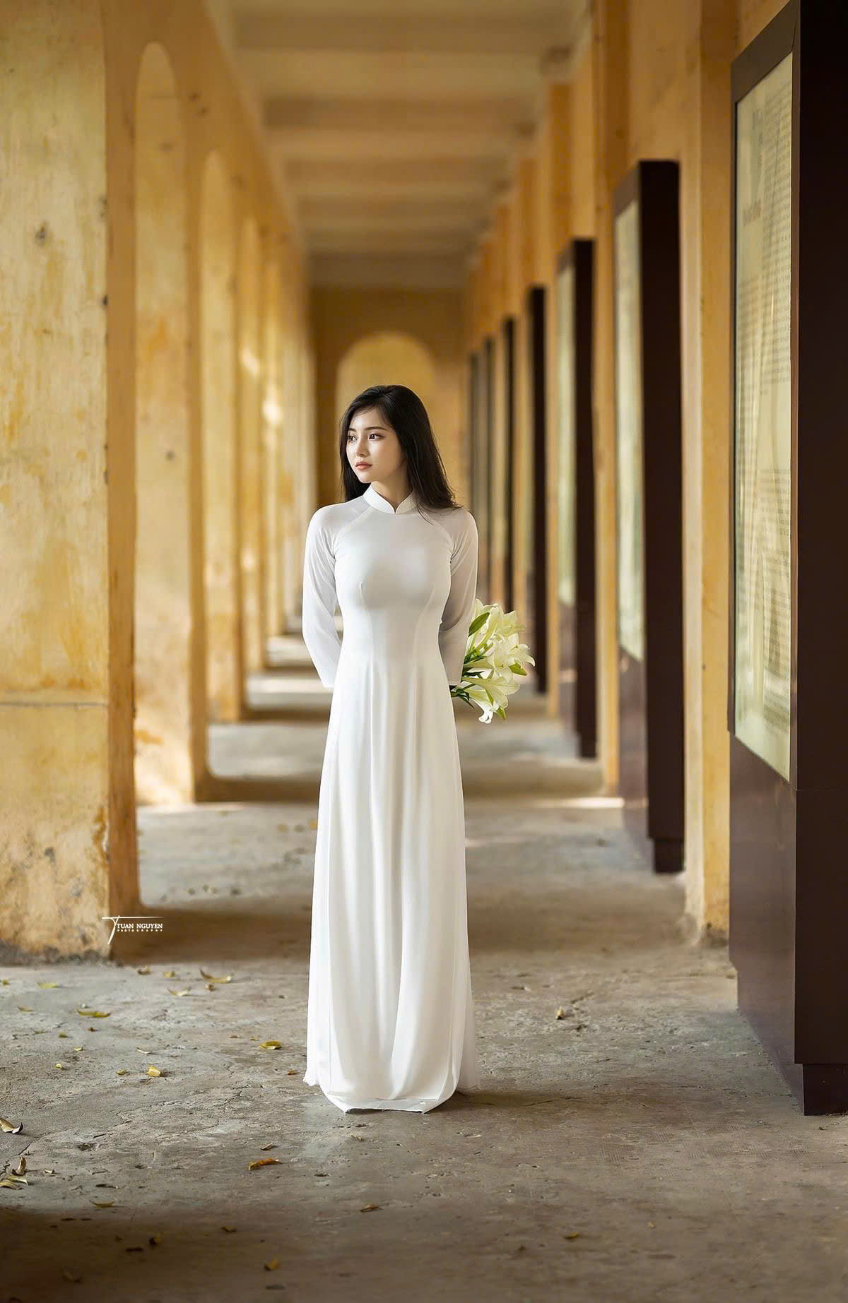 Nữ sinh duyên dáng bên tà áo dài trắng