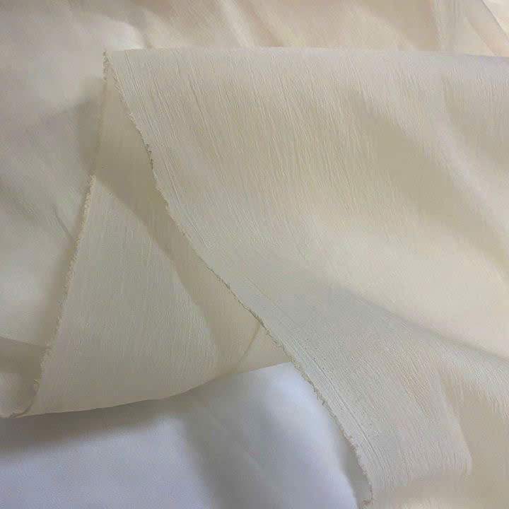Vải chiffon may áo dài cần thêm 1 lớp lót hoặc phối với vải khác sẽ giúp bộ áo dài trang nhã hơn