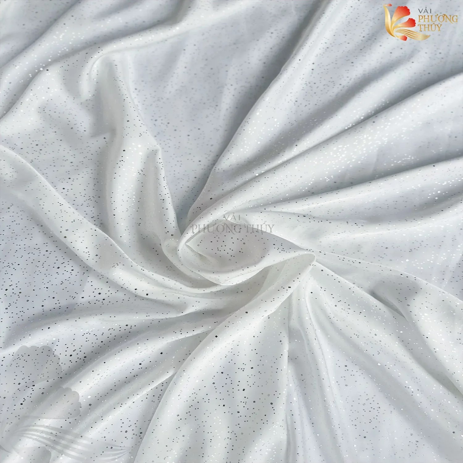 Bề mặt sang trọng của vải lụa nano Phượng Thúy