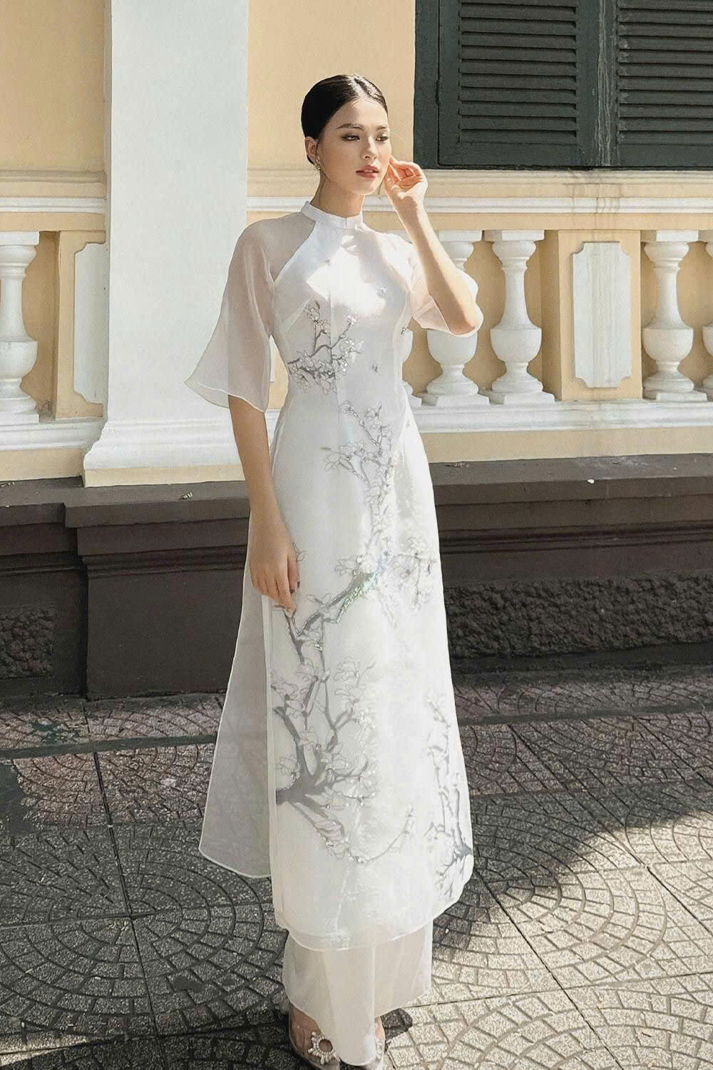 Vải chiffon mỏng nhẹ với vẻ mềm mại, thích hợp để may áo dài cách tân phong cách trẻ trung, thoải mái cho mùa hè