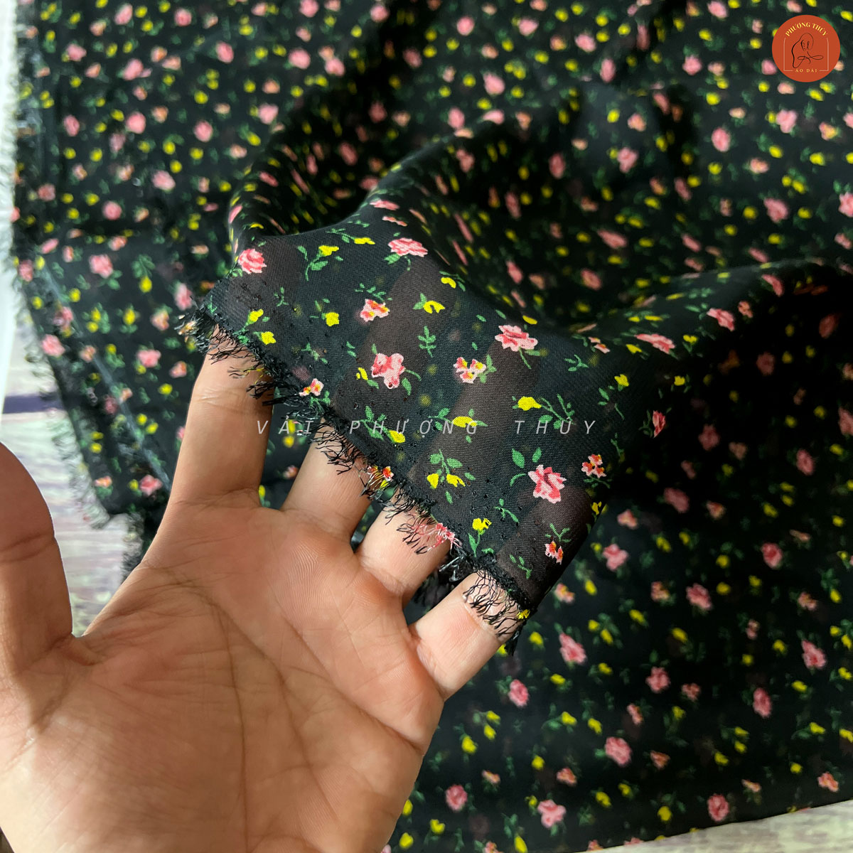 Vải voan chiffon hoa nhí có độ mỏng và xuyên thấu nhẹ, khi may cần kết hợp lớp lót để đẹp hơn