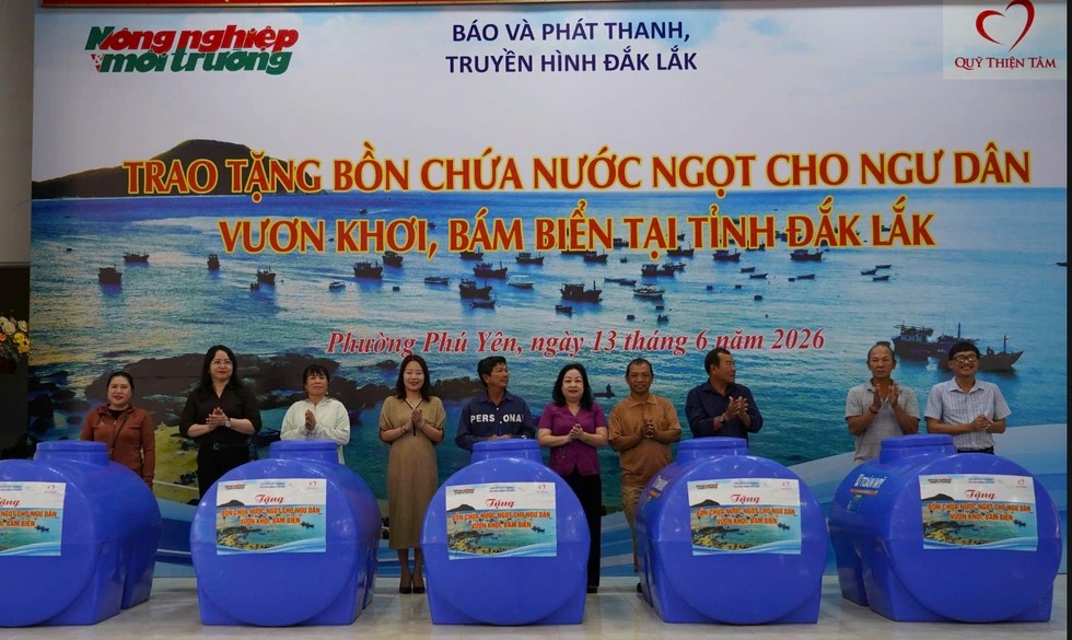 Tập đoàn Vingroup tặng 260 bồn chứa nước ngọt cho ngư dân