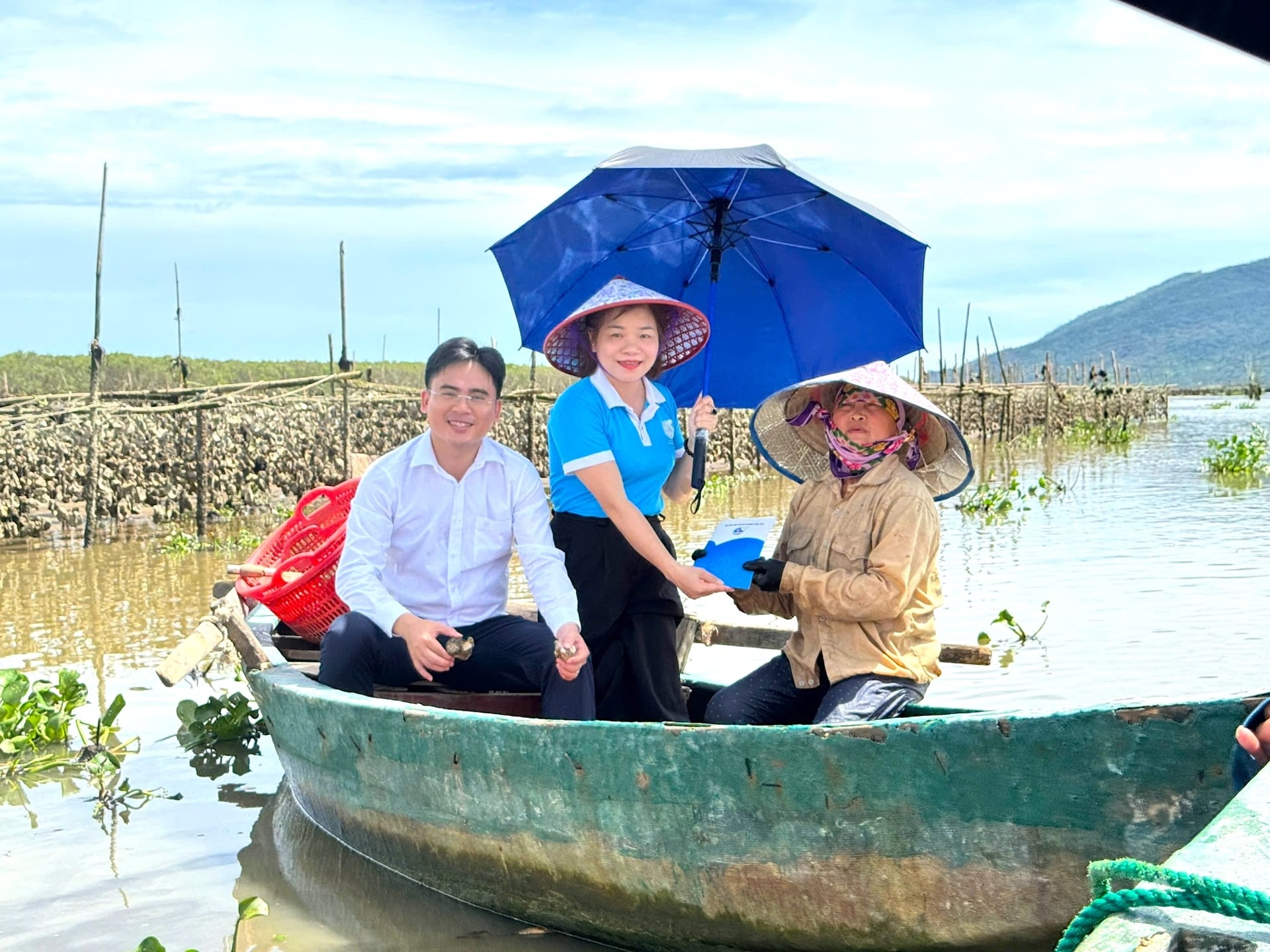 Nuôi hàu treo ở Cửa Sót, nông dân Hà Tĩnh thu về tiền triệu mỗi ngày