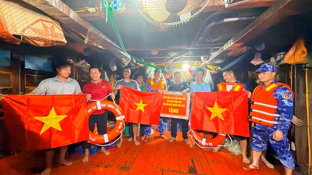 Đồng hành, tiếp sức ngư dân vững tin bám biển