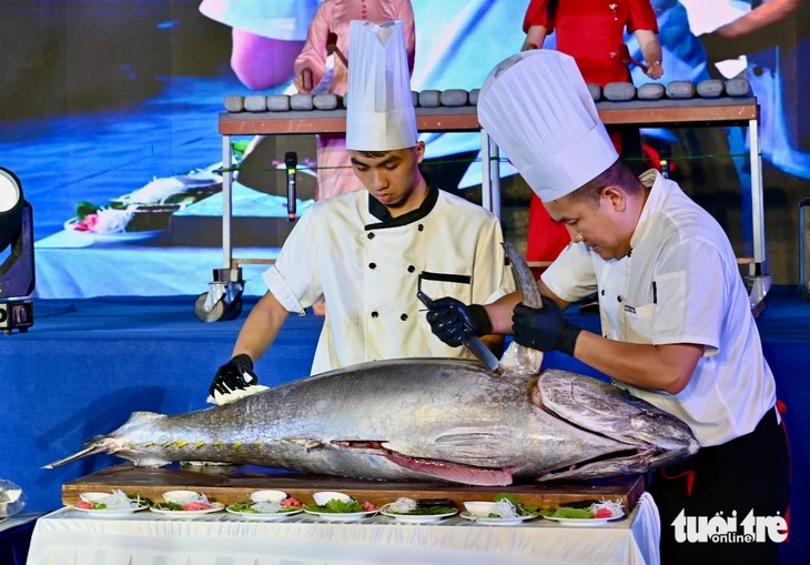 Khách Tây, khách ta thích thú xem phi lê cá ngừ, ăn sashimi thoải mái