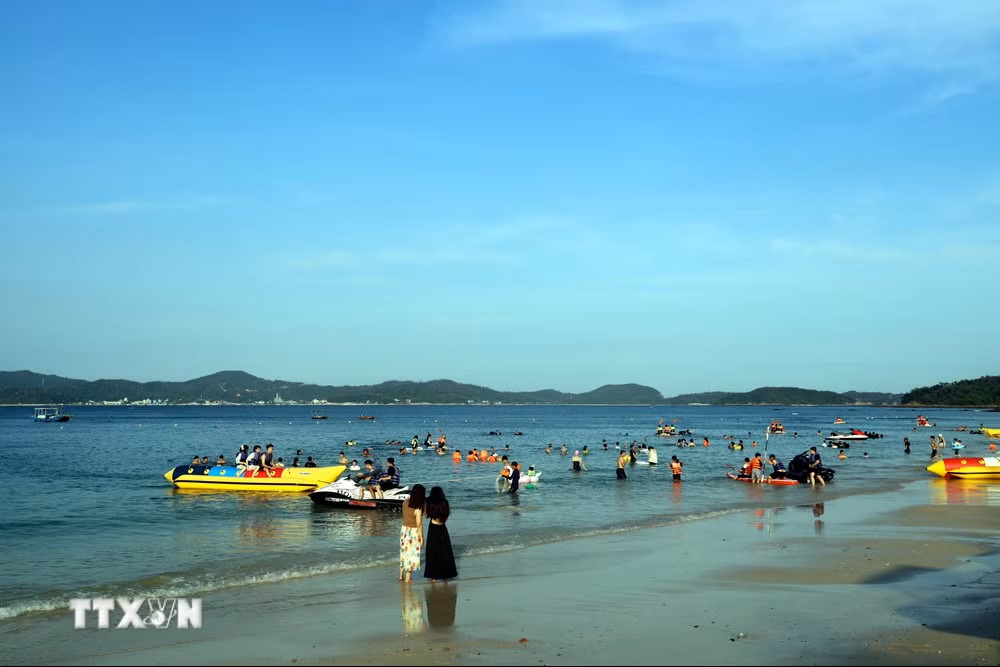 Quảng Ninh: Du lịch biển đảo bùng nổ, khẳng định sức hút điểm đến hàng đầu miền Bắc