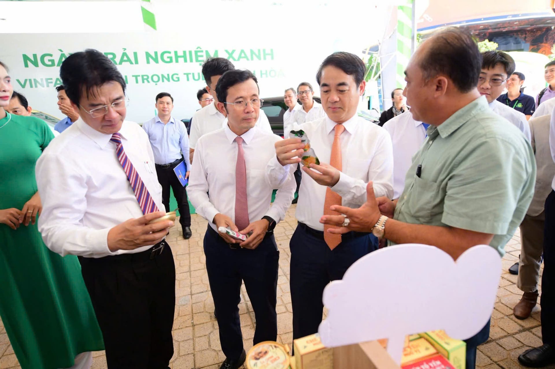 Nhiều du khách thưởng thức và trải nghiệm quy trình làm rong nho tươi ở Khánh Hòa