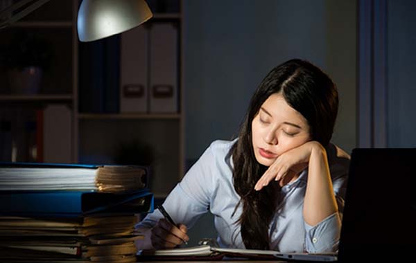 Thức khuya nên uống nước thế nào để bảo vệ sức khỏe?