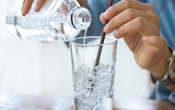Bị viêm họng nên hay không nên uống nước đá lạnh?