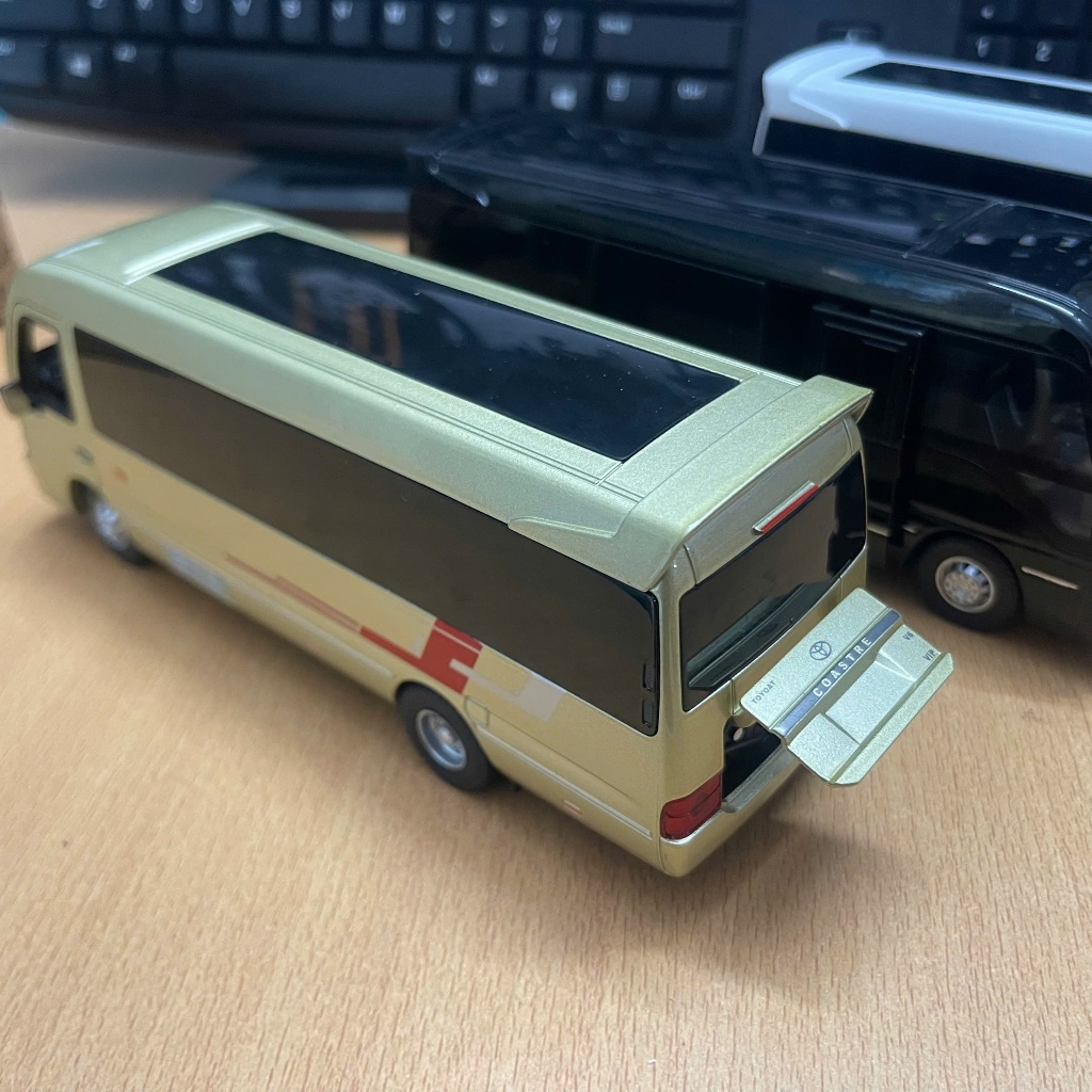 Mô hình xe bus Toyota Coaster KAVY tỉ lệ 1:32 có đèn và âm thanh bằng hợp kim chạy cót