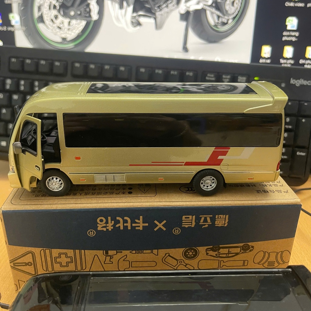 Mô hình xe bus Toyota Coaster KAVY tỉ lệ 1:32 có đèn và âm thanh bằng hợp kim chạy cót