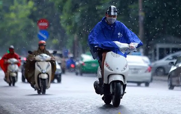 Xe máy điện đi trời mưa: Có nên hay không?