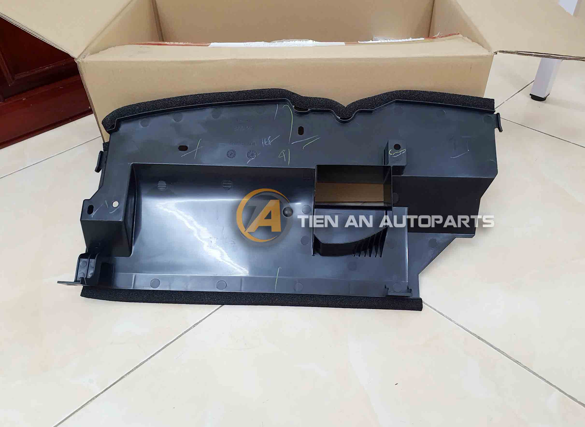 Hướng Gió Trên Két Nước Nissan Almera 2021–2024 – Mã 921825EK0A | Phụ Tùng Ô Tô Tiến An