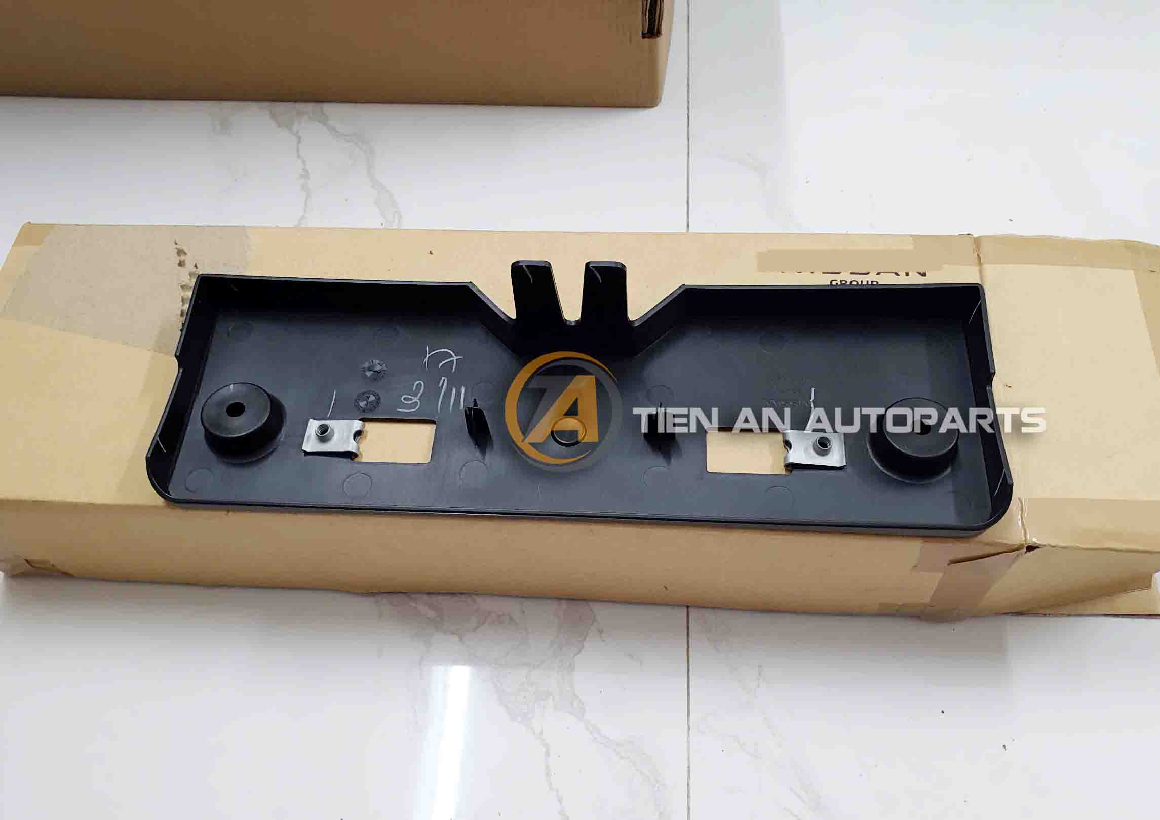 Ốp Bắt Biển Số Nissan Almera 2021–2024 – Mã 96210-5EK0A | Phụ Tùng Ô Tô Tiến An
