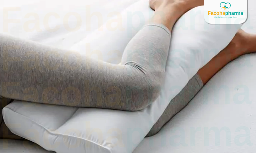Tư thế ngủ kẹp hai chân vào gối giúp phòng ngừa bệnh đau khớp đầu gối