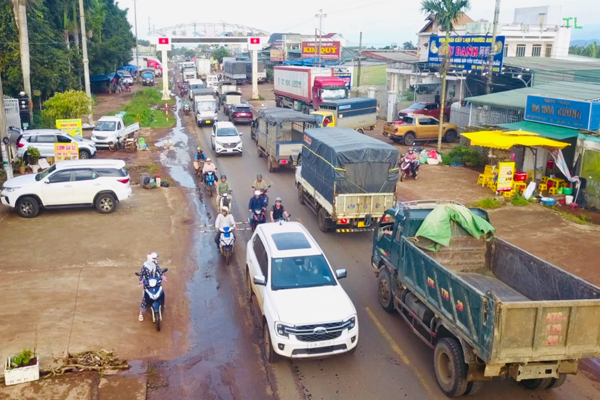GIẢI TỎA HÀNH LANG QUỐC LỘ 26 QUA ĐỊA BÀN XÃ EA YONG ĐỂ TRÁNH ÙN TẮC GIAO THÔNG CHO LỄ HỘI SẦU RIÊNG KRÔNG PẮC LẦN THỨ II