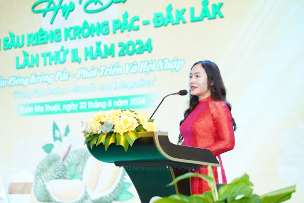 Dong-chi-Ngo-Thi-Minh-Trinh-,-Pho-chu-tich-UBND-huyen-Krong-Pac-(-Dak-Lak-)-cung-cap-thong-tin-tai-hop-bao