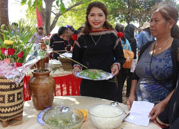 Cô gái Êđê giới thiệu món ăn truyền thống.