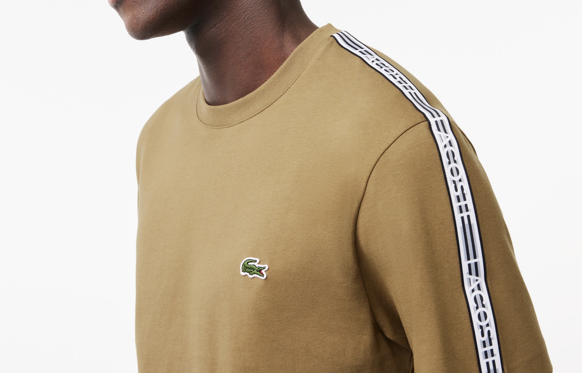 Áo Thun Lacoste Nam Viền Vai Dáng Regular TH5071-00-SIX Màu Nâu
