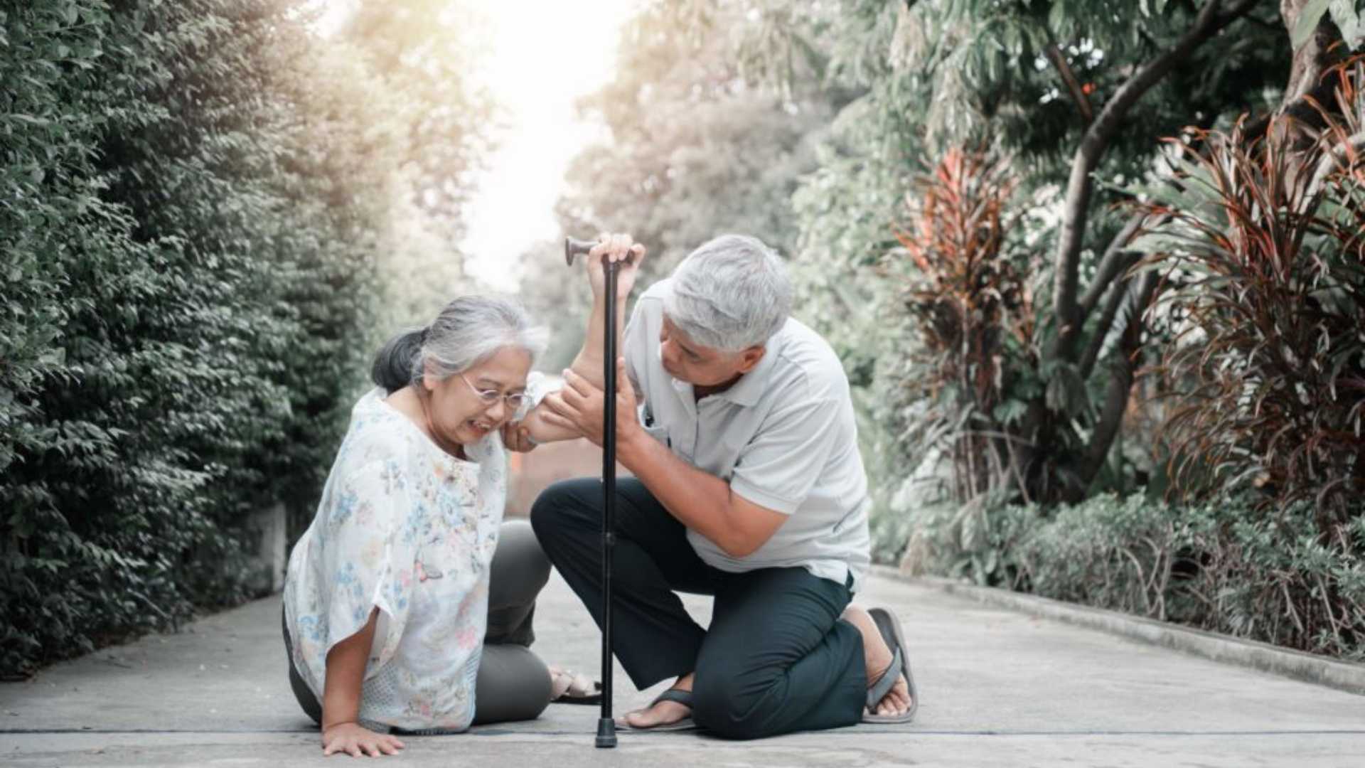 Bị Loãng Xương, Tê Bì tay Chân Nên Bổ Sung Canxi Loại Nào ?