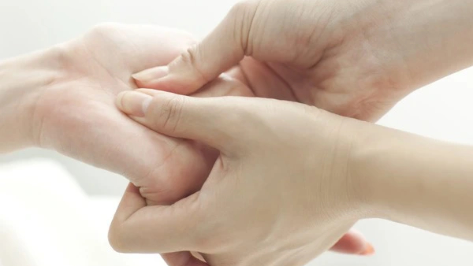 Đau Cổ Tay Sau Khi Cầm Vợt Là Do Đâu? Cách Giãn Cơ Và Bảo Vệ Khớp Tay Hiệu Quả