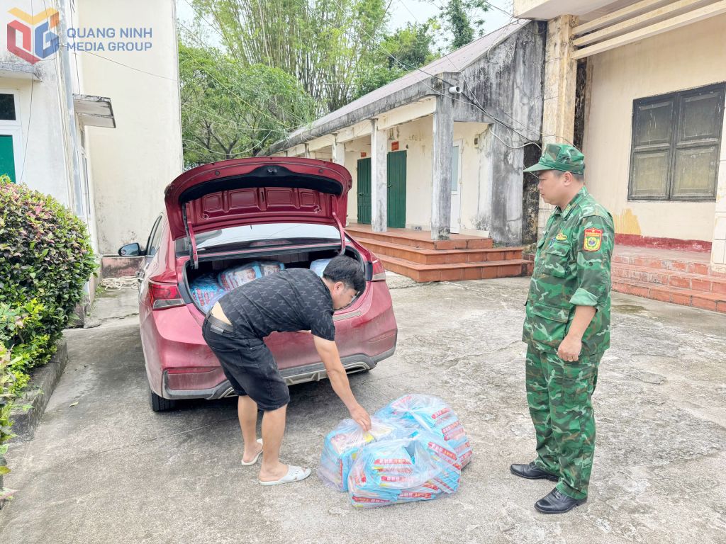 Liên tiếp bắt giữ 2 tấn hàng vận chuyển thực phẩm không rõ nguồn gốc
