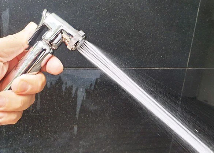 Dây vòi xịt vệ sinh bị rỉ nước: Khi nào nên sửa, khi nào nên thay?