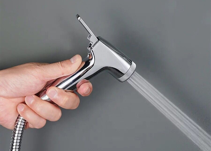 So sánh vòi xịt tăng áp lực nước và vòi xịt thường – Loại nào tốt hơn?