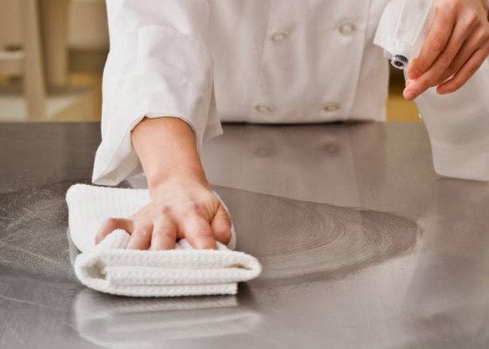 Sử dụng dầu khoáng để bảo vệ inox luôn được sáng bóng