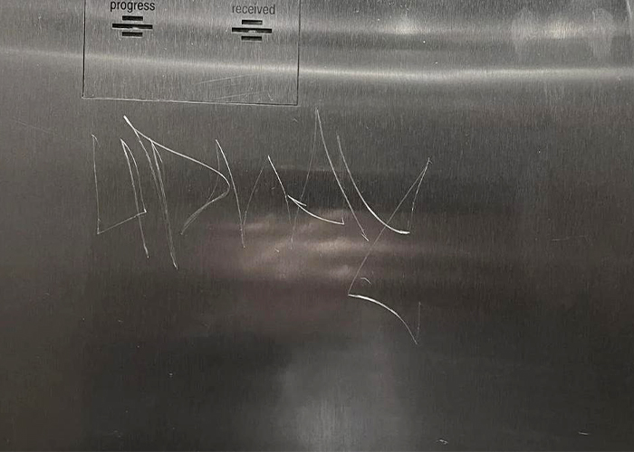 Bị xước trong quá trình sử dụng làm vết xước sâu