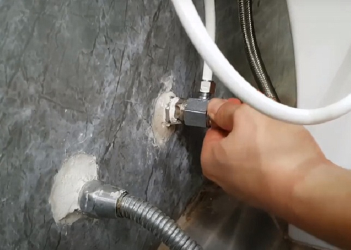 thay vòi xịt mới