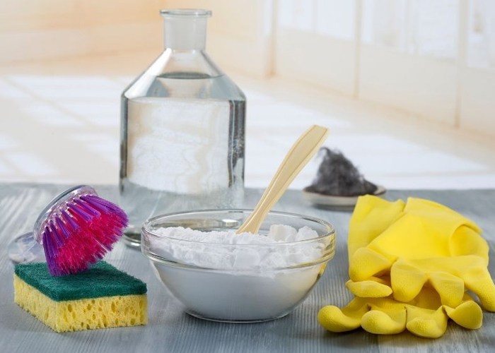 Dùng baking soda và nước làm mờ vết xước