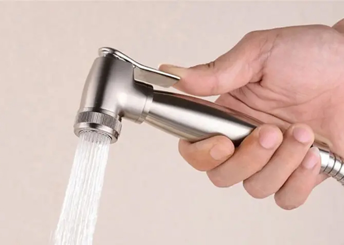 Nước chảy yếu hoặc không ra nước – Khi vòi xịt "biểu tình