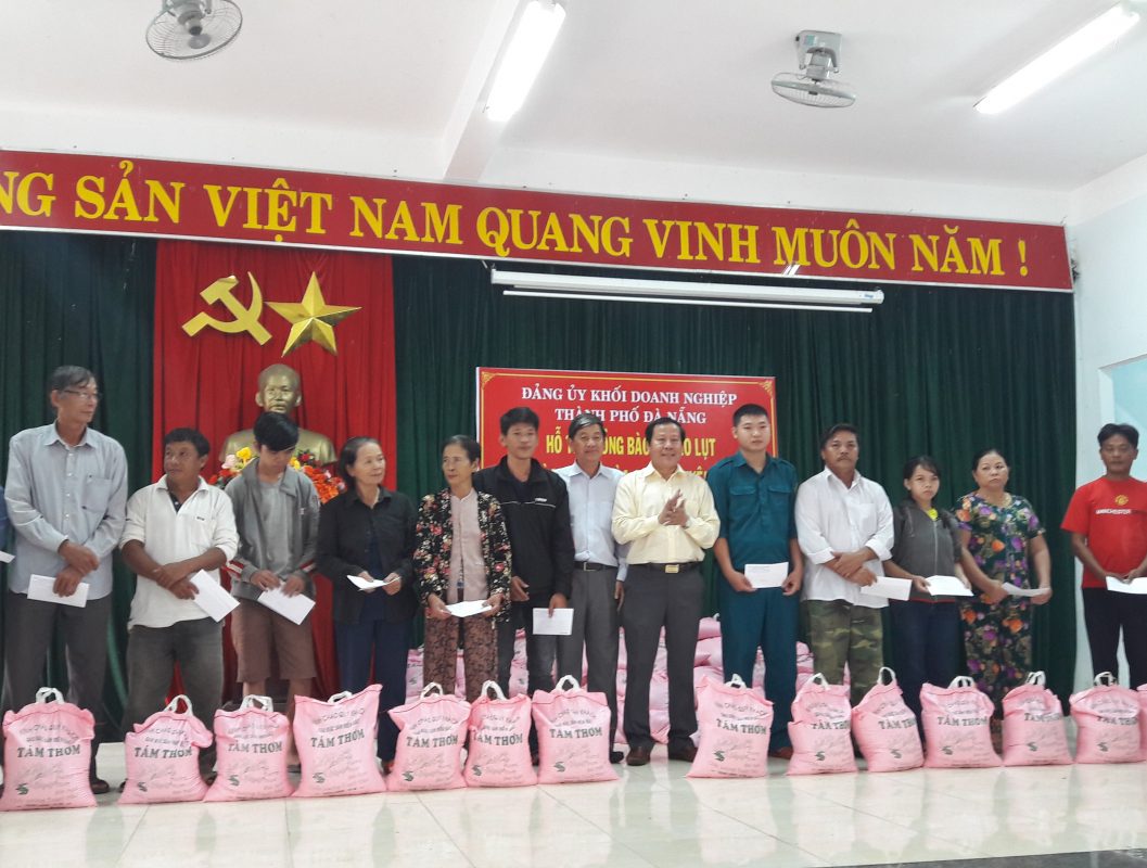 Tổng Giám đốc Công ty đi thăm, động viên và tặng quà cho bà con đồng bào vùng lũ
