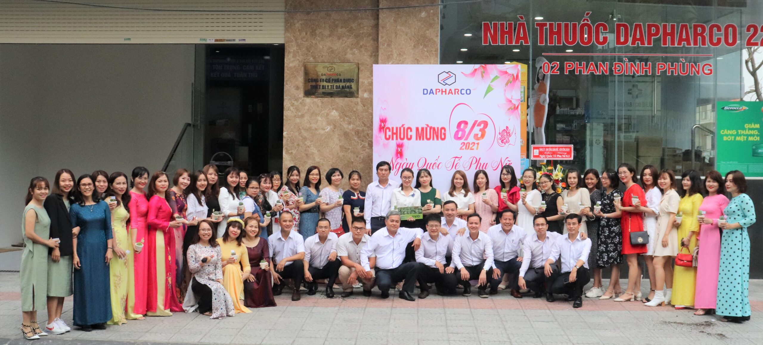 Những khoảnh khắc hạnh phúc trong lễ kỷ niệm ngày Quốc Tế Phụ Nữ 8/3