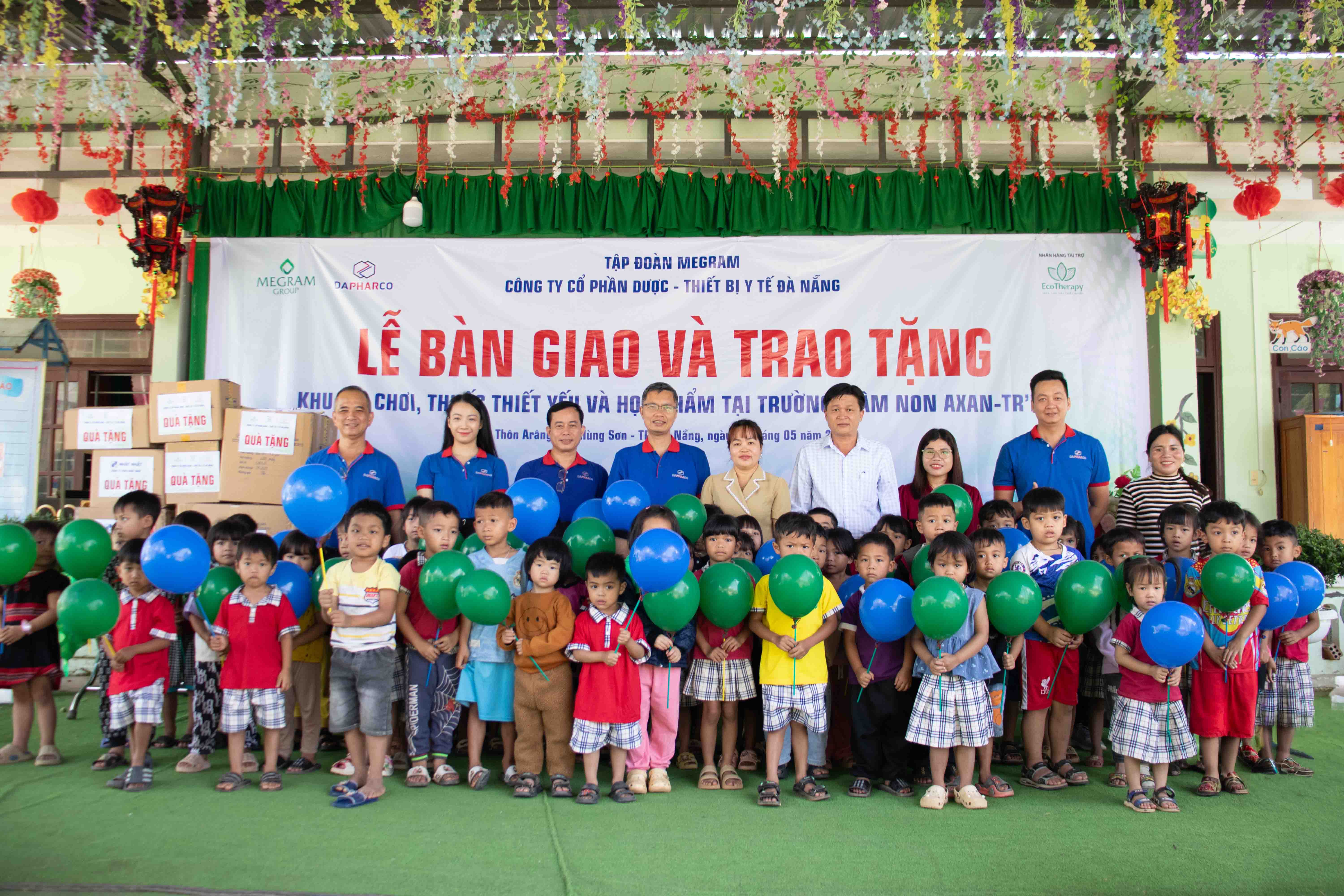DAPHARCO TRAO TẶNG 2 KHU VUI CHƠI, THUỐC THIẾT YẾU VÀ HỌC PHẨM CHO TRẺ EM VÙNG CAO XÃ HÙNG SƠN