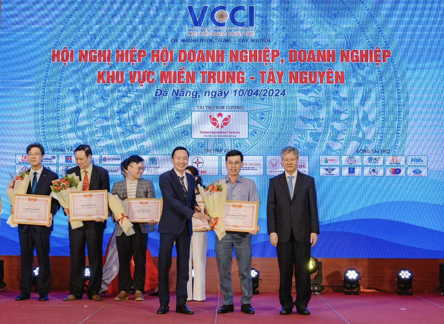 DAPHARCO VINH DỰ NHẬN BẰNG KHEN CỦA LIÊN ĐOÀN THƯƠNG MẠI VÀ CÔNG NGHIỆP VIỆT NAM (VCCI)