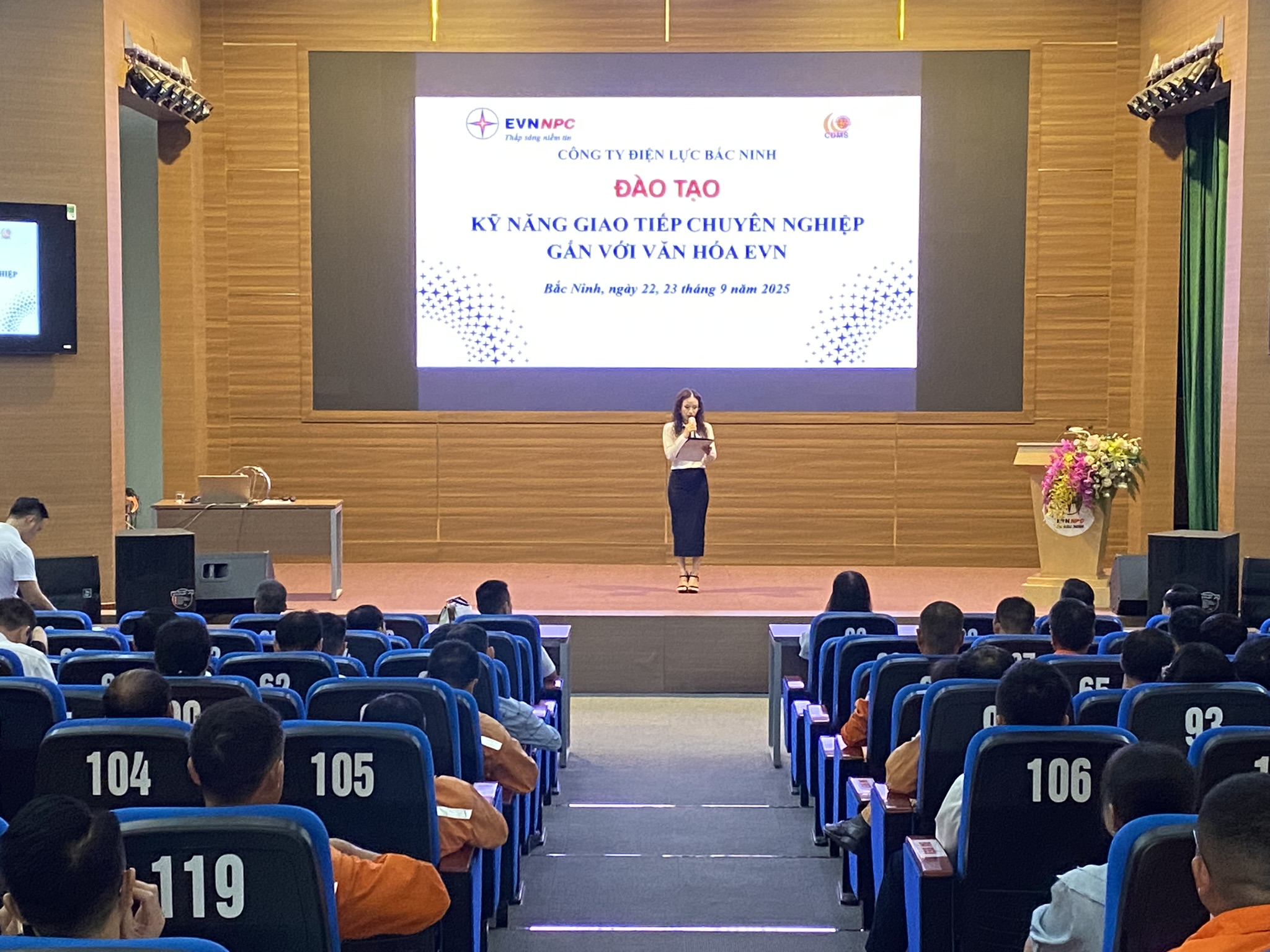 Đào tạo kỹ năng giao tiếp chuyên sâu cho CBCNV tiếp xúc trực tiếp với khách hàng năm 2025.